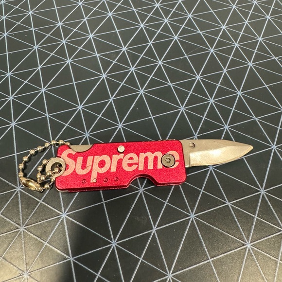 Supreme Quiet Carry Knife - Picture 2 of 3